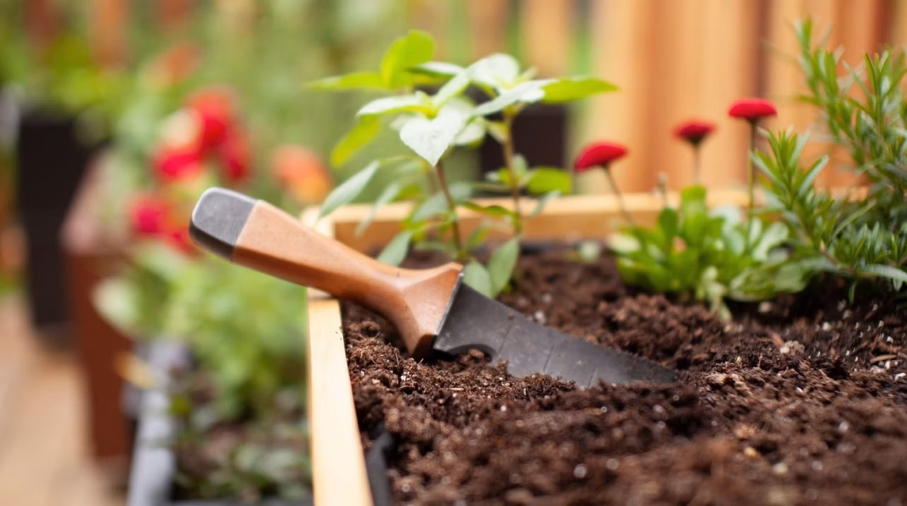 Construire un abri de jardin en parpaing soi-même : faisable ?